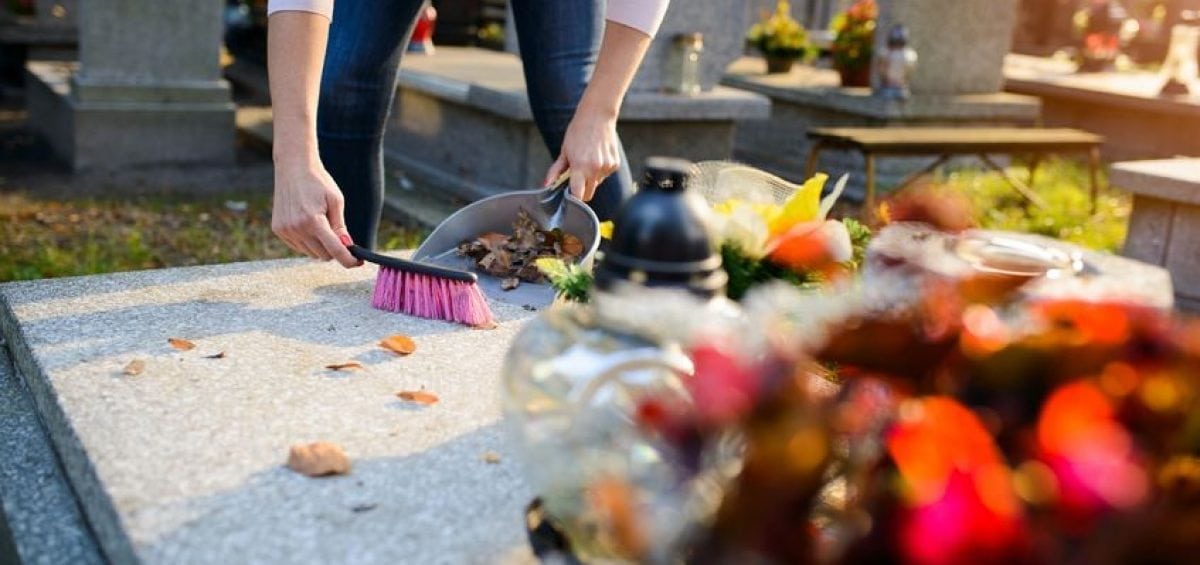 sírkőtisztítás munka közben